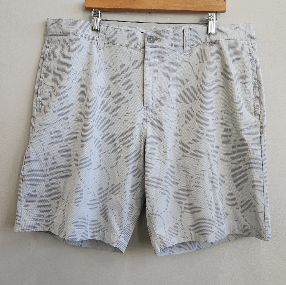 TRAVIS MATHEW Performance Golf Shorts Gray Floral Men's Size 40